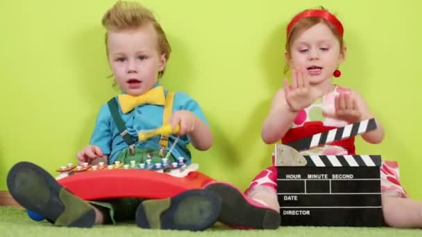 Діти сидять біля стіни — стокове відео