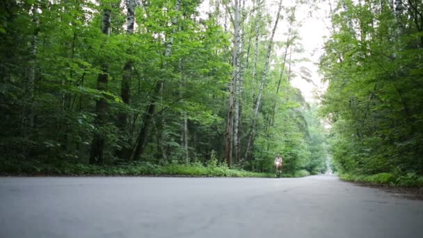 Mujer paseos en bicicleta — Vídeo de stock