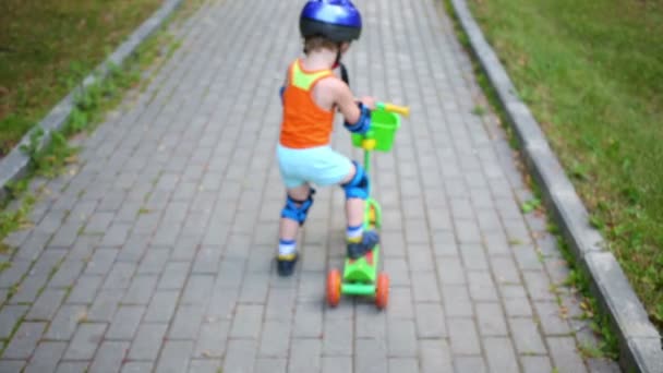 Kleine Jungen und Mädchen am Steuer des Motorrollers — Stockvideo