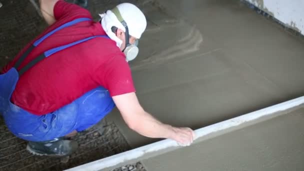 Trabajador en respirador hace superposición — Vídeo de stock