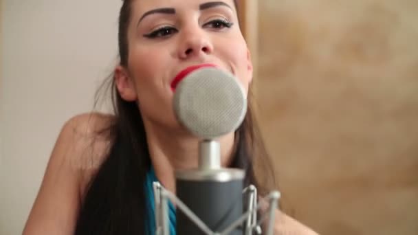 Девушка поет под микрофон — стоковое видео