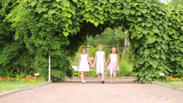 Niño y dos niñas en blanco — Vídeos de Stock