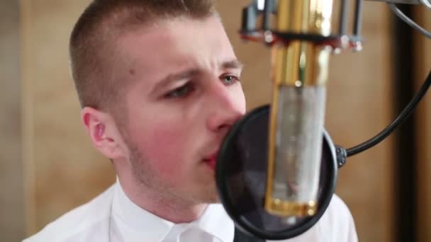 Homme chantant au microphone — Video