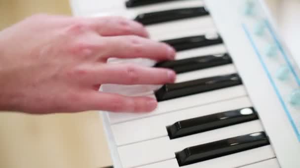 Hand of man playing keyboard i — Stock Video