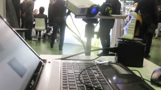 Scanner 3D fonctionne dans l'exposition — Video