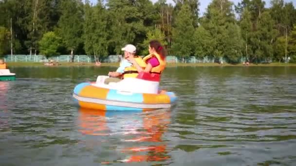 Fils et mère en bateau en caoutchouc — Video