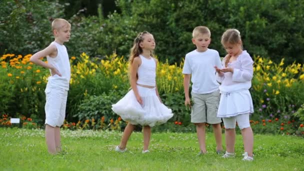 Dois meninos e duas meninas de branco — Vídeo de Stock