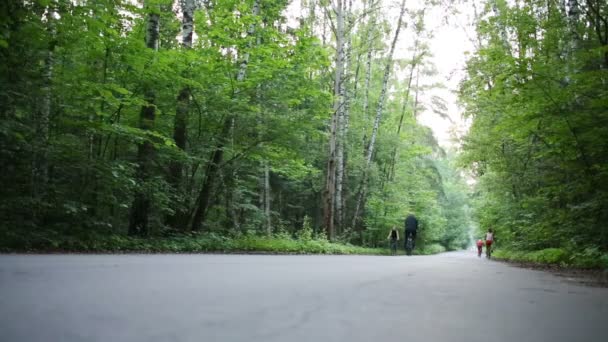 Viele junge Leute fahren Fahrrad — Stockvideo