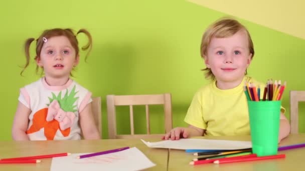 Niños en la mesa con lápices de colores — Vídeos de Stock
