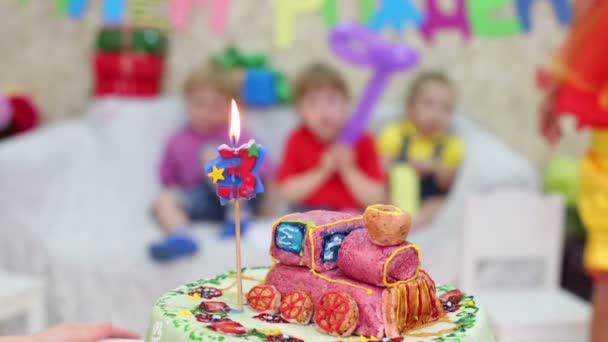 Niños en fiesta de cumpleaños — Vídeos de Stock