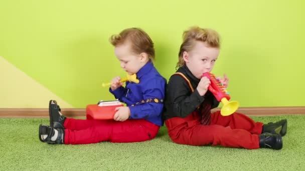 Αγόρια κάθονται πλάτη με πλάτη — Αρχείο Βίντεο