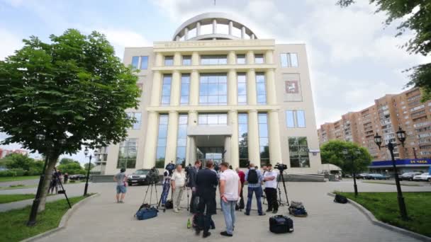 Verslaggevers in de buurt van de districtsrechtbank van de stad Moskou. — Stockvideo