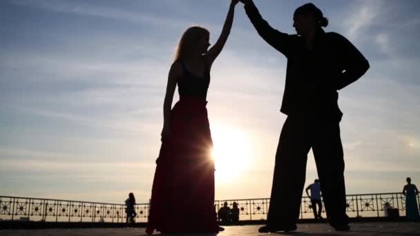 Молода пара, танці — стокове відео