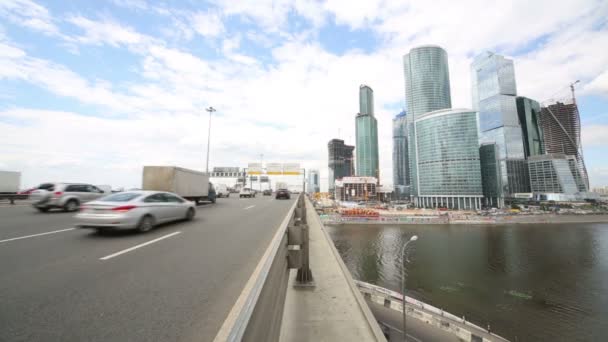 Cars on bridge and skyscrapers — Stock Video