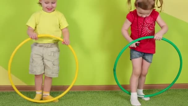 Los niños juegan con aros — Vídeos de Stock