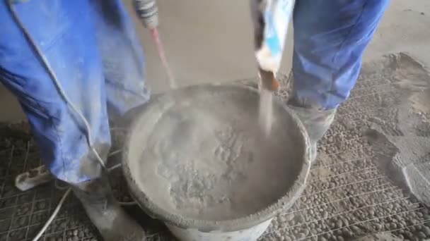 Pernas de trabalhadores preparando argamassa de concreto — Vídeo de Stock