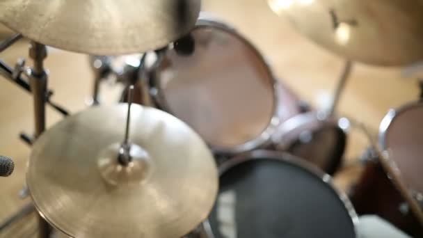 Mannelijke drummer speelt — Stockvideo