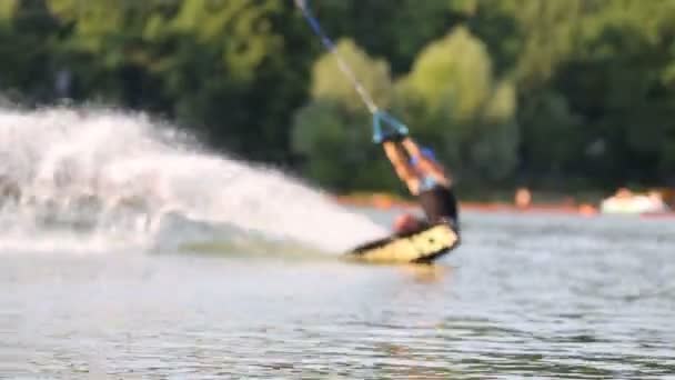 Wakeboarding hombre saltar — Vídeos de Stock