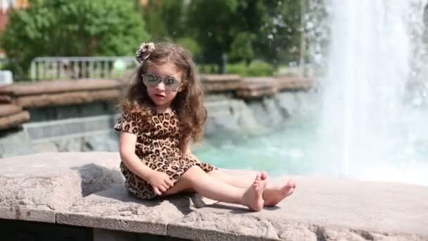Güneş gözlüklü küçük kız. — Stok video