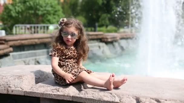 Niña en gafas de sol — Vídeo de stock