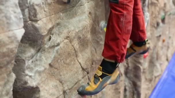 Cuerpo de hombre enseñando a trepar en la pared de escalada en el gimnasio — Vídeos de Stock