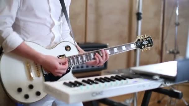 Cara tocando guitarra — Vídeo de Stock