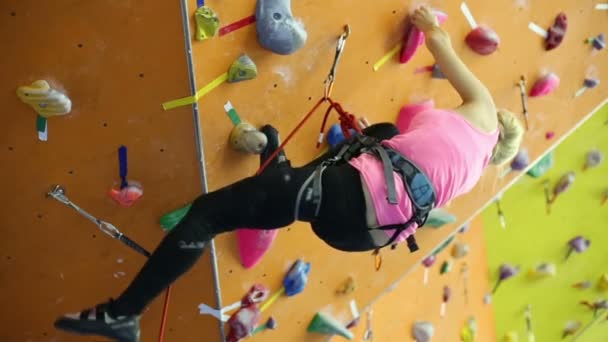 Woman  climbs on wall — Stock Video