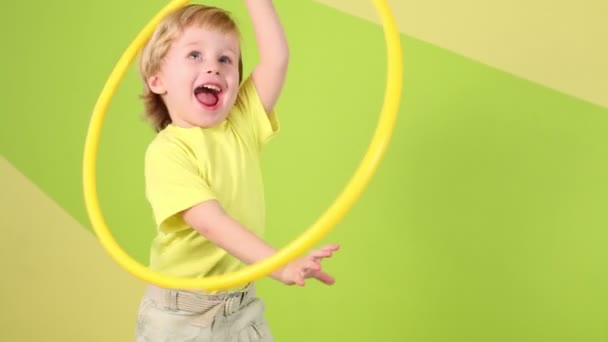 Little boy plays with hoop — Stock Video