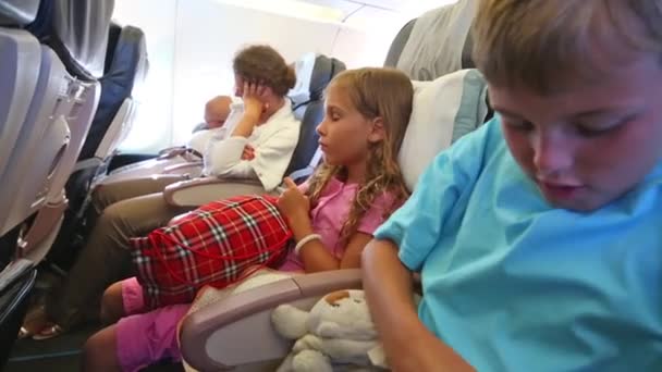 Niños pequeños en el avión — Vídeo de stock