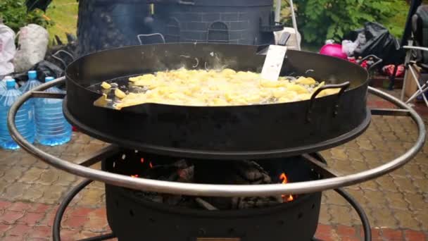 Potatis med lök kokt i brand — Stockvideo