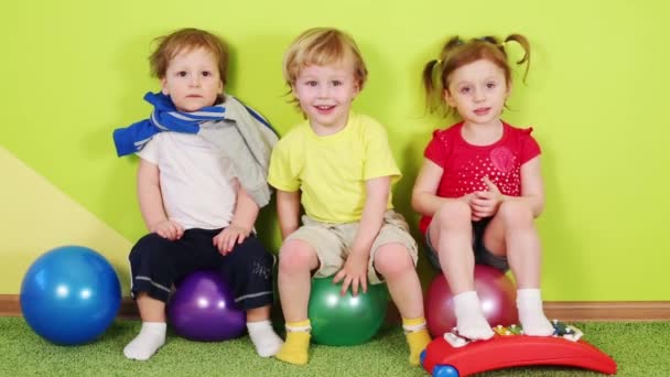 Children  sit on balls — Stock Video