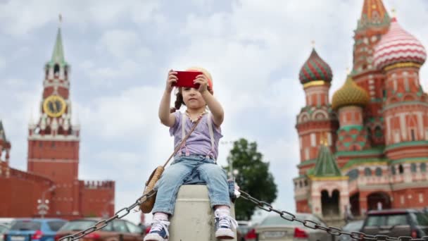 Ragazza si siede con smartphone — Video Stock