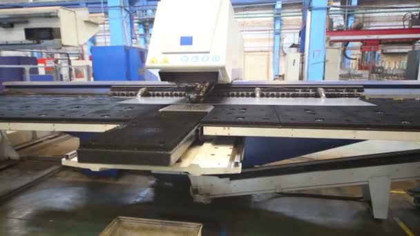 Řezací stroj pro řezání kovu funguje — Stock video