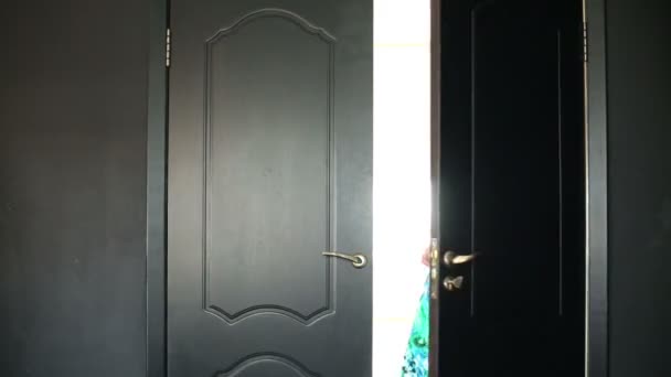 Girl comes out shutting door — Stock Video