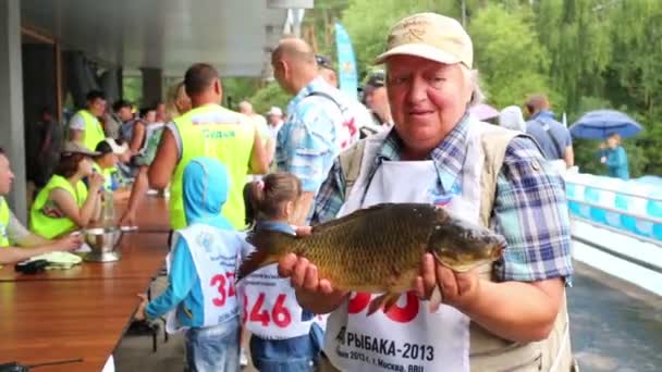 Конкурент з великою рибою — стокове відео