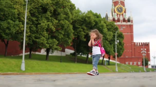 Дівчина йде і закриває очі — стокове відео