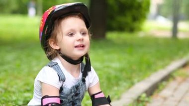 küçük kız oturuyor