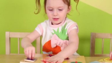 Çocuklar masa oyunu oynarlar 