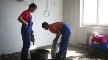 Üç işçi karışımı için zemin hazırlamak. 