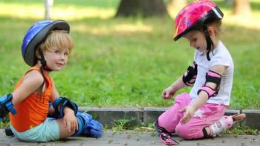 Yorgun küçük çocuklar dinlenme 