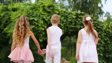 Çocuk ve Beyaz giysili iki kız 