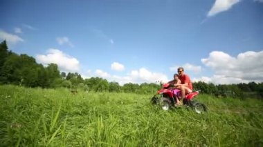 babası kızı ile Atv üzerinde sürmek