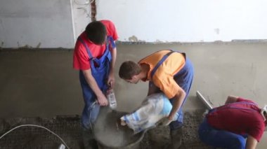 İki işçi beton karışım hazırlamak 