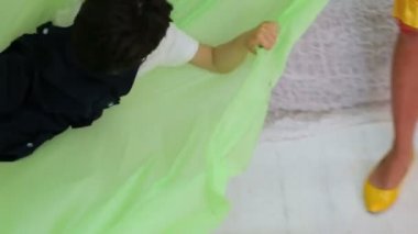 Küçük çocuk hamakta yatar