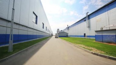 İki bina arasındaki araba ile yol