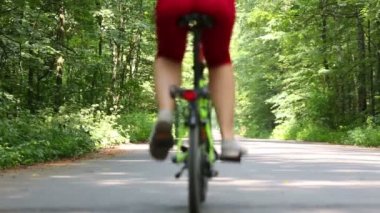 Bisiklet süren kadın