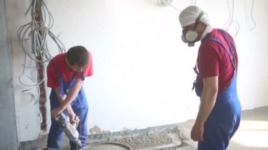 İki işçi karışımı için zemin hazırlamak. 