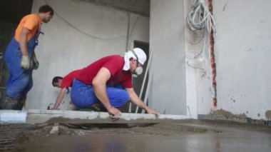 İşçi beton zemin hizalar