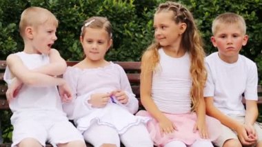 Kız ve erkek bankta oturmak 