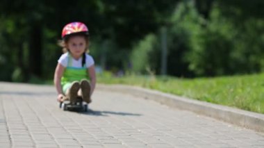 Küçük kız rides kaykay